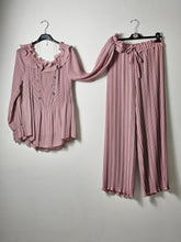 Load image into Gallery viewer, Pink Frill Shoulder Tip