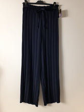 Load image into Gallery viewer, Black Pleated Trouser
