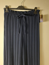 Load image into Gallery viewer, Black Pleated Trouser
